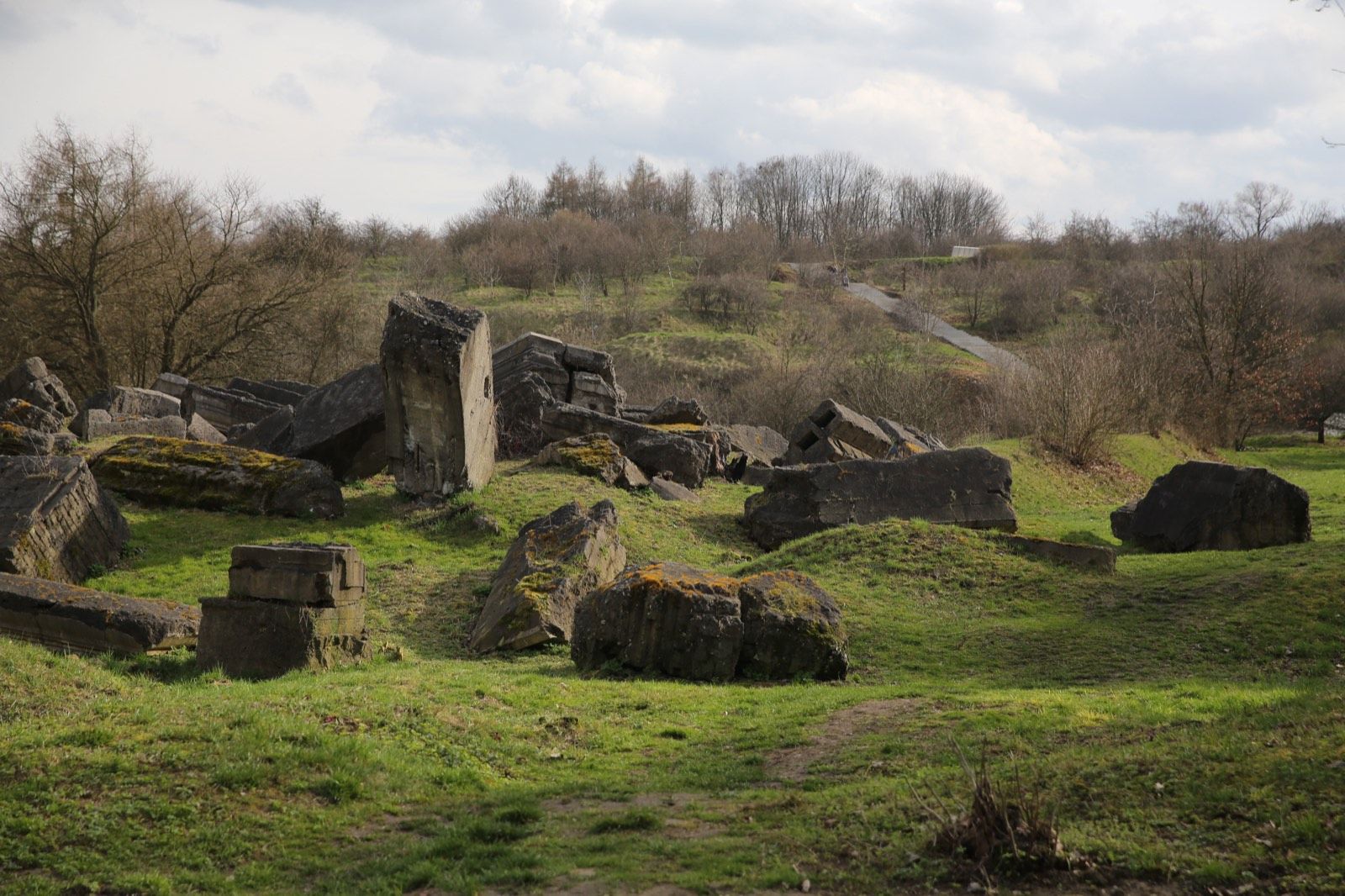 Zachowane relikty na terenie dawnego obozu KL Plaszow — fotografia Muzeum KL Plaszow